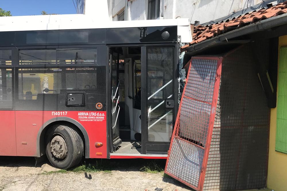 DRAMA U CENTRU BEOGRADA: Autobus pun putnika udario u KIOSK! (FOTO)