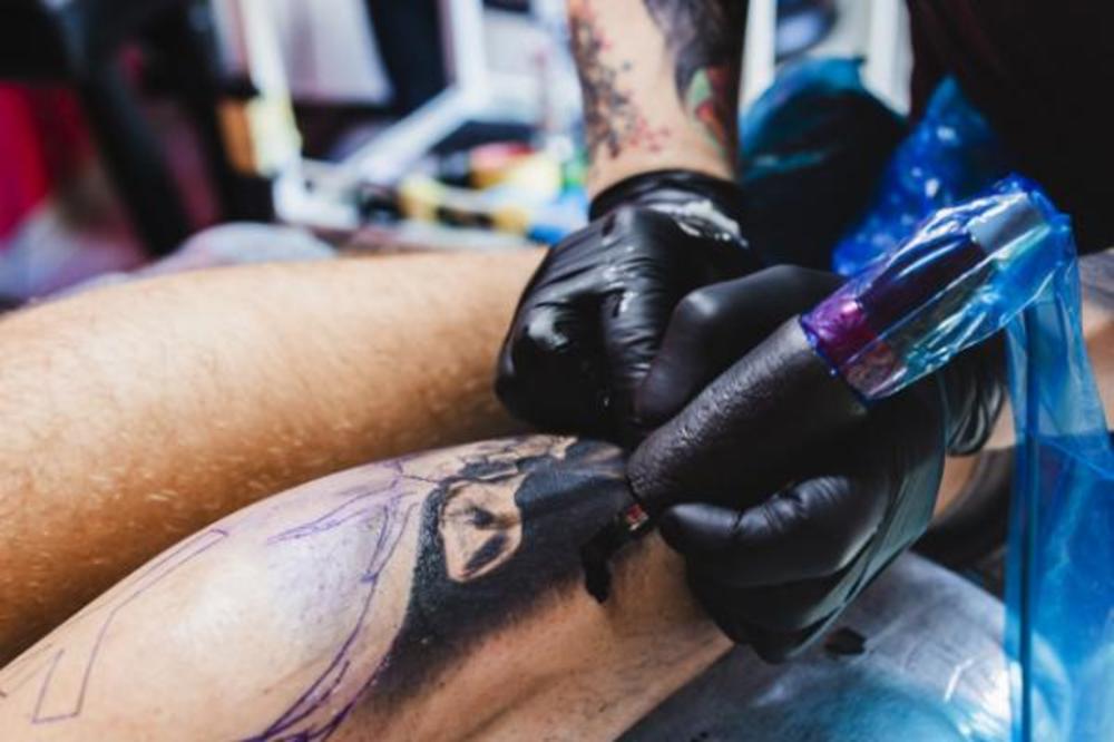 POGLEDAJTE SAMO OVAJ JEZIVI USPORENI SNIMAK: Evo šta se dešava vašem telu kad se tetovirate! (VIDEO)