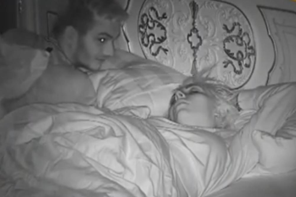 OVAJ DEČKO JE OZBILJNO BOLESTAN! Najbizarniji snimak iz PAROVA: Ona spava, a on joj zavlači RUKU i zlostavlja je!