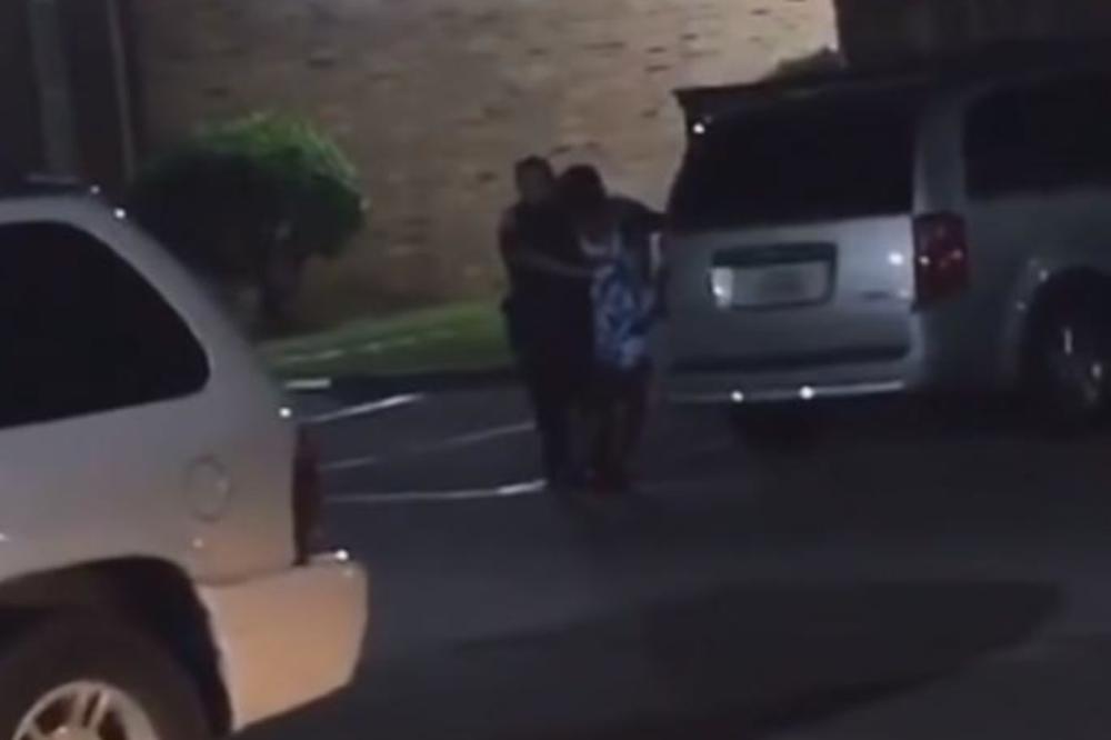 HOROR UŽIVO! Policajac puca u ženu koja viče da je TRUDNA I UBIJA JE! (UZNEMIRUJUĆI VIDEO)