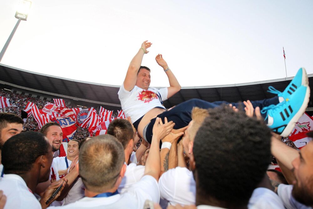Vladan Milojević na rukama igrača posle osvojene titule