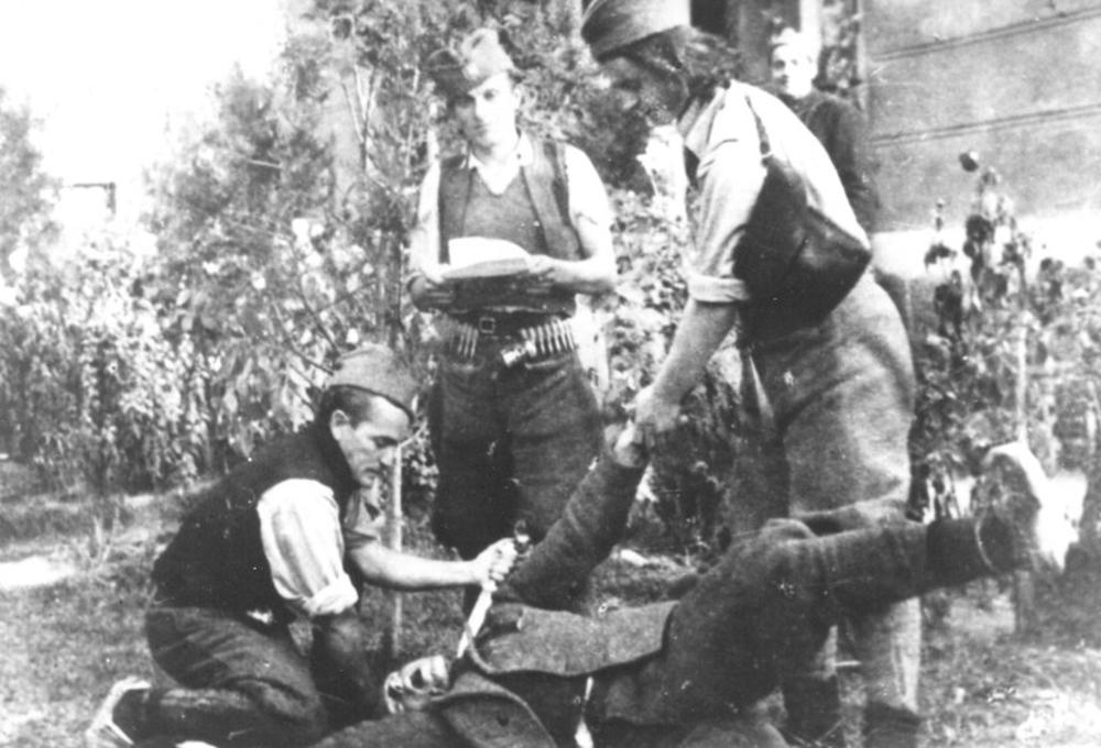 Noću, između 6. i 7. aprila 1944, u vreme nemačkog garnizona u Pljevljima, Vukojčićeva 'crna trojka' je krenula u hapšenje žena partizana i simpatizera partizana