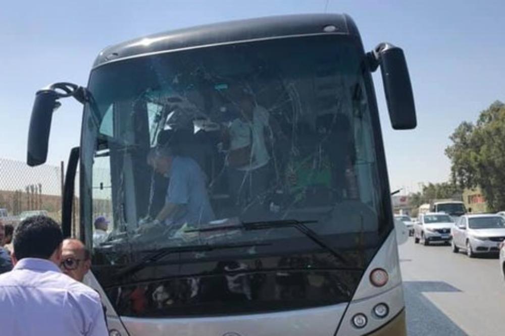 STRAVIČNA NESREĆA U EGIPTU: Autobus se sudario sa kamionom i ZAPALIO, ima POGINULIH!