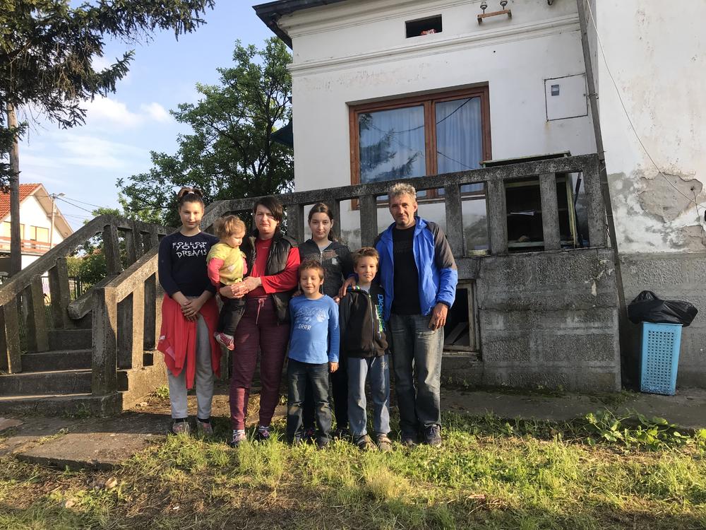 Porodica Petrović ispred privremenog smeštaja  