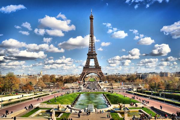 KRAJ DRAME U PARIZU, IZBEGNUTA TRAGEDIJA: Spasioci ubedili čoveka da siđe sa Ajfelove kule!