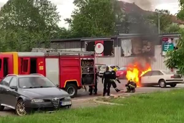 ZAPALJEN AUTOMOBIL U POKRETU, VOZAČ ISKOČIO IZ VOZILA: Bukti požar u naselju Braće Jerković! (VIDEO)