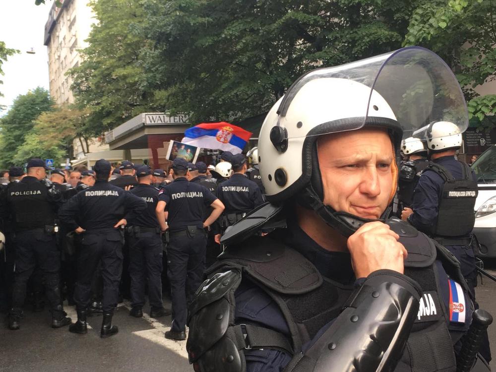 Kordon policije ispred grupe Zavetnika  