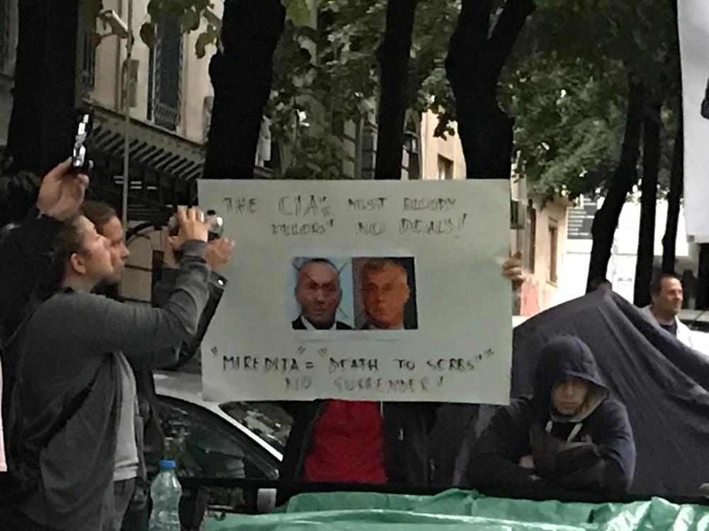 Na transparentu su precrtane glave Hašima Tačija i Ramuša Haradinaja  
