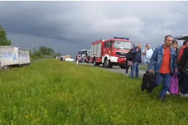 STRAVIČNA SAOBRAĆAJKA U HRVATSKOJ: Kamion se ZAKUCAO u autobus! Jedan POGINUO, ima dosta POVREĐENIH! (VIDEO)