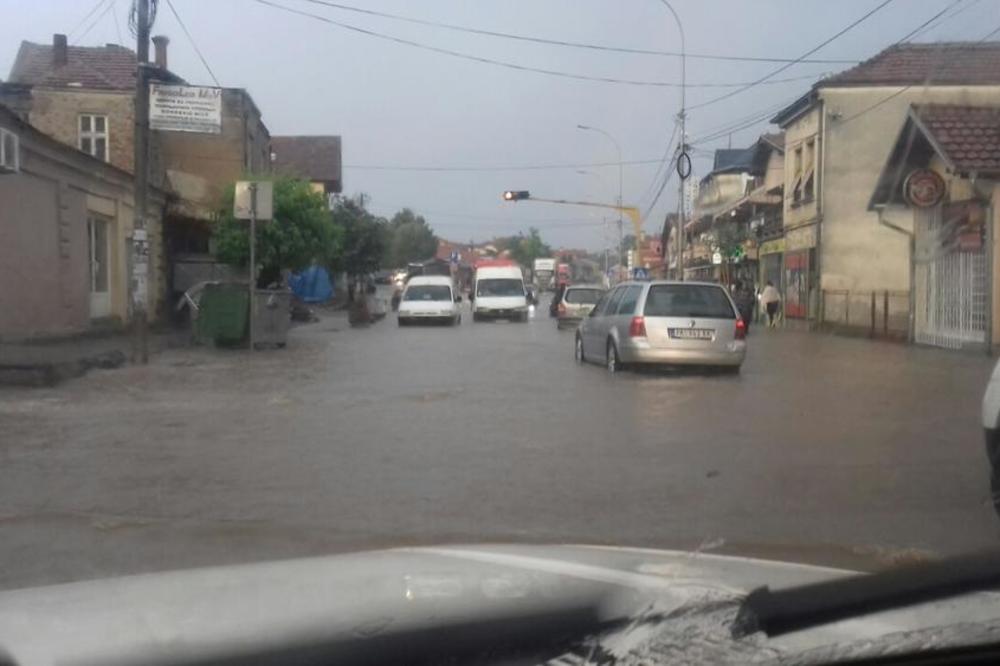 JAKO NEVREME U PROKUPLJU: Glavna ulica postala neprohodna zbog vode za samo NEKOLIKO SEKUNDI!