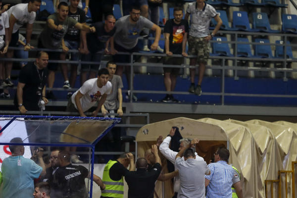 INCIDENT U PIONIRU: Grobari udarili na košarkaše FMP-a, direktor kluba pobesneo, meč umalo prekinut!