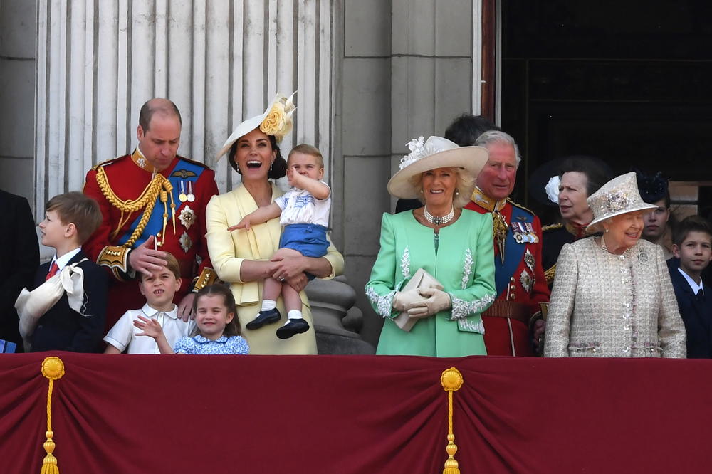 TERAO JE MALER KAO LUD ZBOG VENČANJA: Princeza MORALA da nosi 60 godina staru haljinu kraljice Elizabete II!
