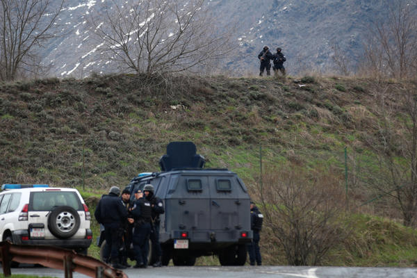 KOSOVSKA POLICIJA POKRENULA ČELIČNI PRSTEN! Odjekuju RAFALI na SEVERU KOSOVA, jure automobil srpskih tablica