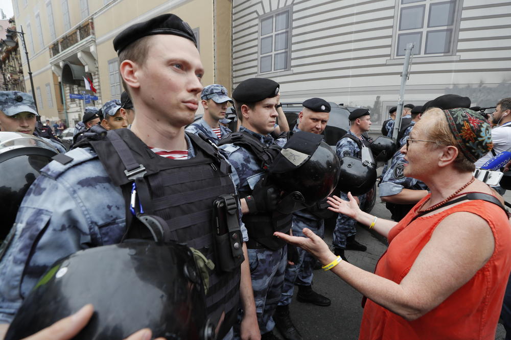 NEPRAVDA PREMA NOVINARU IZVELA RUSE NA ULICE: Na masovnim protestima pohapšeno skoro 100 osoba! (VIDEO)