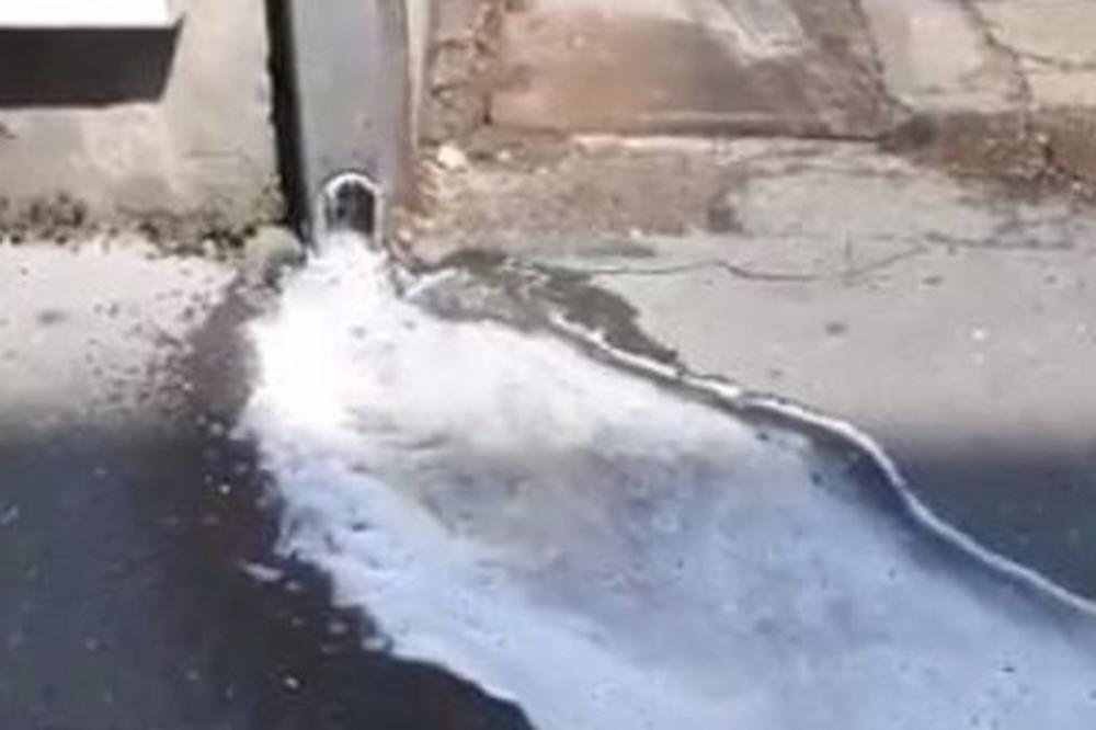 U CENTRU BEOGRADA - SVINJAC: Prikačili veš mašinu na oluk umesto kanalizaciju, pena CURI NIZ ULICU (VIDEO)