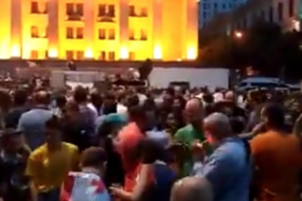 HAOS U GRUZIJI! Demonstranti jurišaju na parlament i usput se TUKU SA POLICIJOM! (VIDEO)
