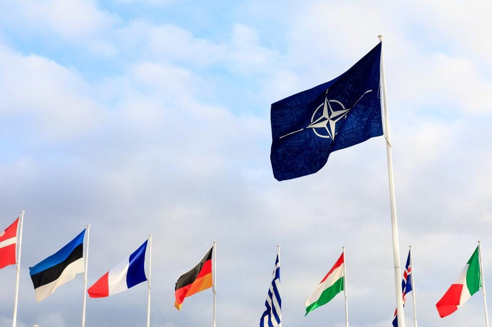 MAKEDONCI POTPISUJU ULAZAK U NATO: Jedna ZEMLJA još uvek nije DALA PRISTANAK