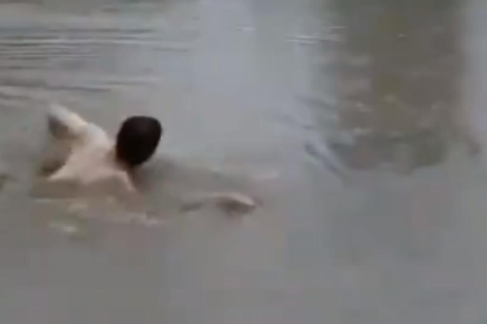 DA LI JE REALAN? Mladić zaplivao u BUJICI nakon poplava na Novom Beogradu! (VIDEO)