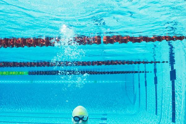 PA OVO JE GENIJALNO: Šampionka BIH u plivanju trenira u plasteniku!