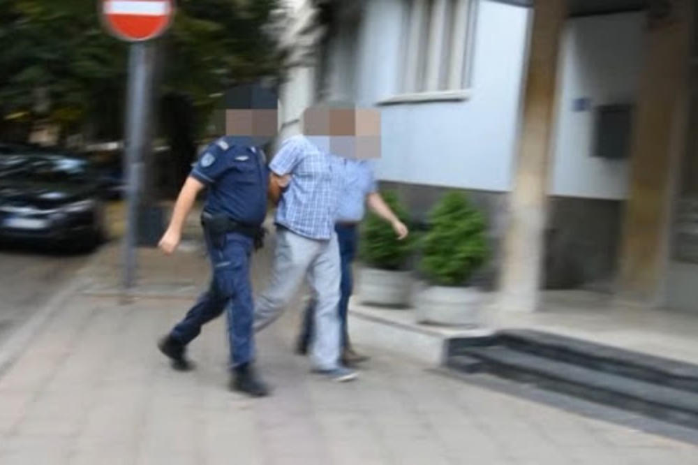 VUKLI DIREKTORE PO ULICI KAO NAJGORE ROBIJAŠE: Snimak velikog hapšenja u Srbiji! (VIDEO)
