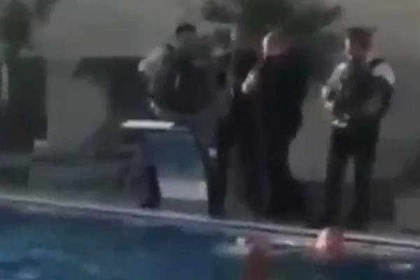 PALMA OPET DOMINIRA: U majici i gaćama pevao na bazenu uz treš narodnjake, pa gurnuo pevača u bazen! (VIDEO)
