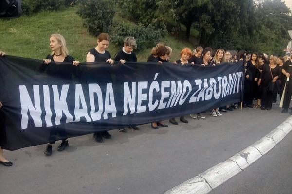 PAMTIMO SREBRENICU: Žene u crnom na Brankovom mostu tražile od Srbije da PRIZNA ZLOČIN (FOTO)