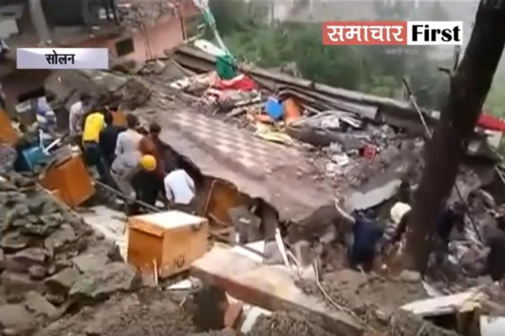 SRUŠILA SE ZGRADA U INDIJI: Preko 30 ljudi zatrpano u ruševinama, sumnja se na veliki broj poginulih!