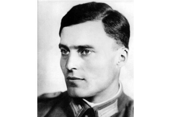 OVAJ ČOVEK JE PRE 75 GODINA POKUŠAO DA UBIJE HITLERA: Nacističkog vođu je od smrti spasio RADNI STO!