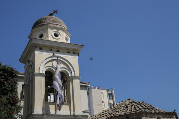 NAJSTRAŠNIJI SNIMAK ZEMLJOTRESA U ATINI: Potres iskrivio krst na crkvi, porušio fasade, povređen turista! (VIDEO)