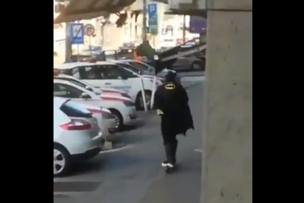 ZAR ON NE LETI? Betmen se provozao kroz centar Beograda na TROTINETU! (VIDEO)