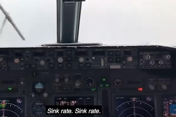 SNIMAK IZ KOKPITA JE ZASTRAŠUJUĆ: Boing 737 snimljen kako pada u more! (UZNEMIRUJUĆI VIDEO)