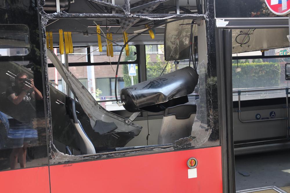 PRVE FOTOGRAFIJE SA LICA MESTA: U eksploziji autobusa na Dedinju povređeno ŠEST LJUDI! (FOTO)
