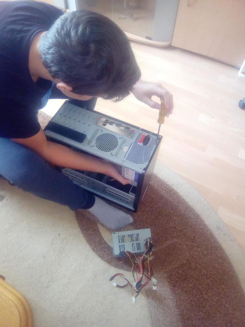 Dejan popravlja kućište računara  