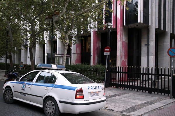 UHAPŠEN SRBIN S INTERPOLOVE POTERNICE: Šetao po gradu sa MOTORNOM TESTEROM, a onda je naišla grčka policija