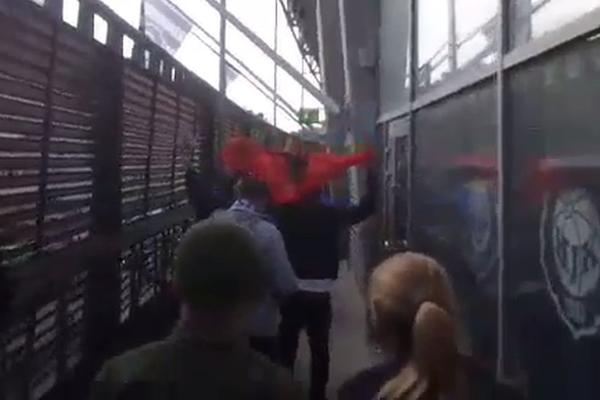 HAOS PRED MEČ ZVEZDE: Albanci s Kosova upali na stadion sa zastavom Kosova! Vređaju Srbiju i provociraju Delije!