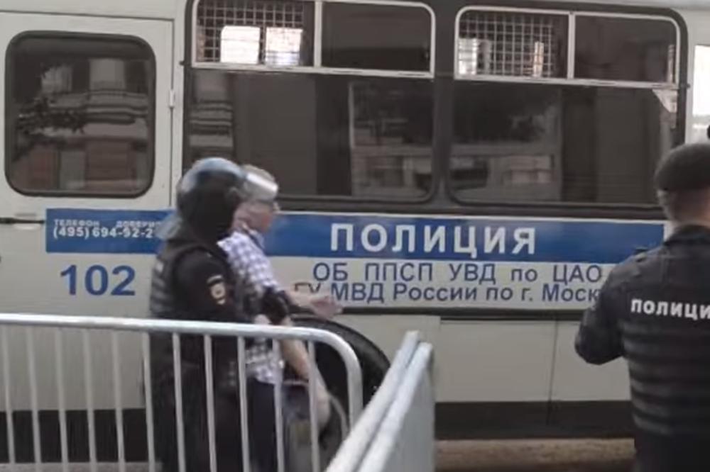 SUDAR AUTOBUSA I VOJNOG OKLOPNOG TRANSPORTERA U RUSIJI: U udesu poginulo dvoje putnika!