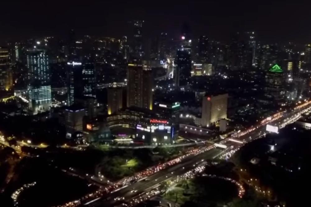 INDONEZIJA U MRAKU: Stanovnici Džakarte UPLAŠENI, situacija nije bolja ni u drugim gradovima