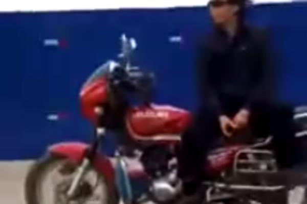 POKUŠAO DA KASKADIRA, PA SE UNAKAZIO: Motociklista se srušio sa motora, a prizor je JEZIV! (VIDEO)