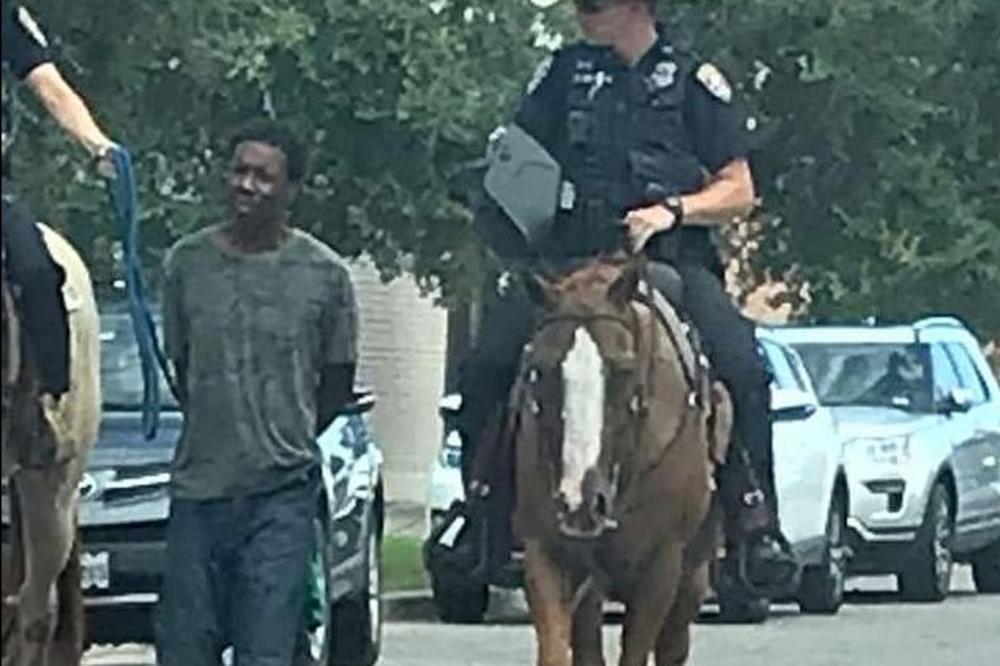 ŠETALI GA KAO KERA! Policajci iz Teksasa stavili Afroamerikancu KONOPAC na VRAT pa ga vodali po GRADU! (VIDEO)