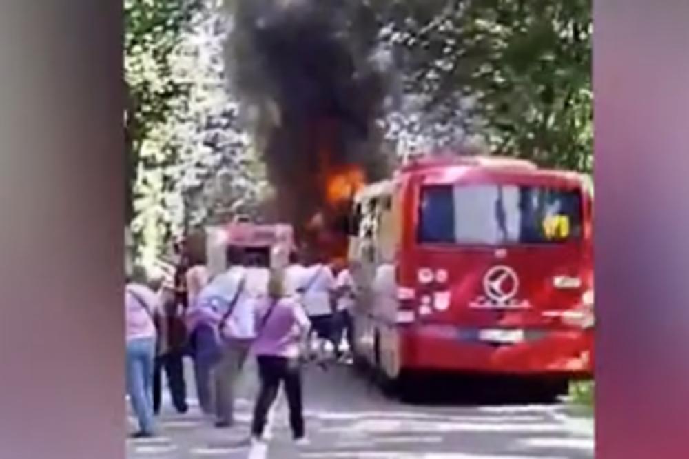 DRAMA NA AVALI! Zapalio se autobus, dim KULJAO nekoliko metara uvis (VIDEO)