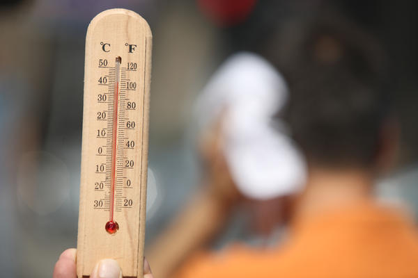 "TOLIKO JE VRUĆE DA NE MOŽETE DA DIŠETE": Paklene temperature okovale zemlju, na hiljade škola otkazalo nastavu!