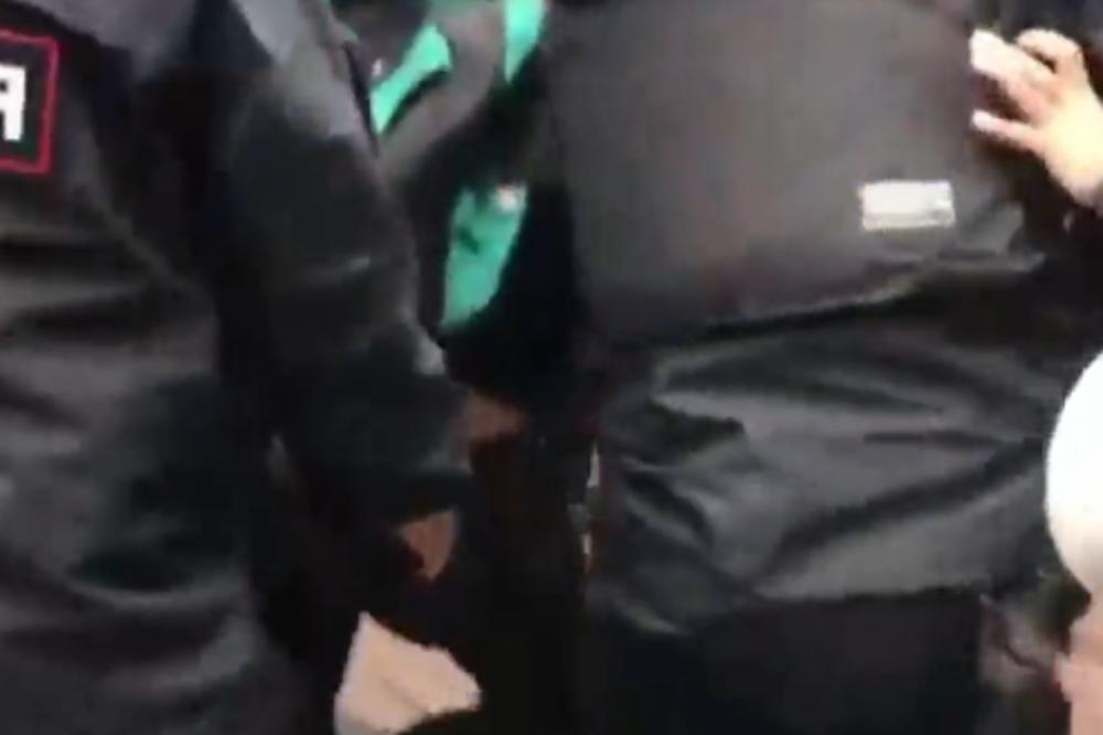 SRAMAN PRIZOR SA PROTESTA U MOSKVI: Policajac snimljen kako podmeće dokaze jednom učesniku? (VIDEO)