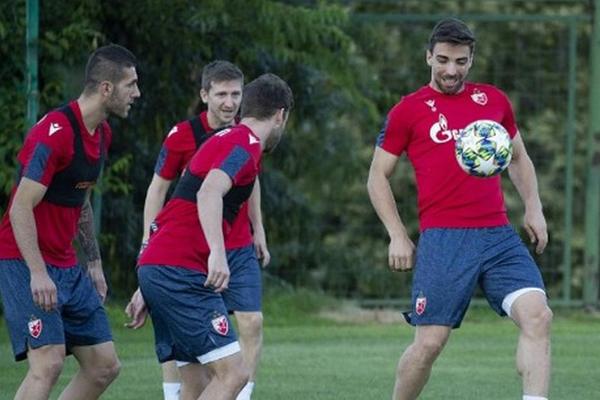 ZVEZDA KRENULA U ŠVAJCARSKU: Milojević poveo 20 igrača, a među njima je konačno toliko najavljivani vunderkind!