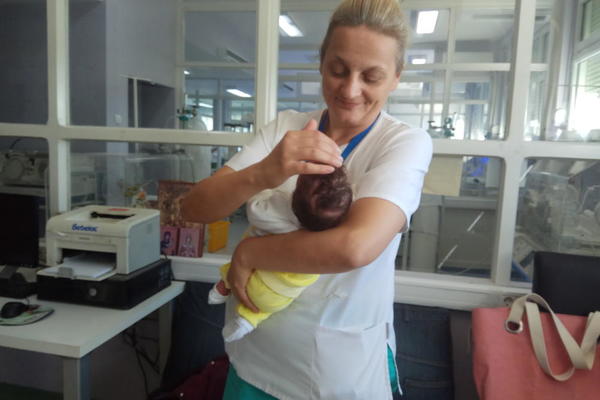 MARIJA RETKO PLAČE: O ostavljenoj bebi u Vranju brinu se lekari, njena majka SE PRAVDA ŠTO JE OSTAVILA