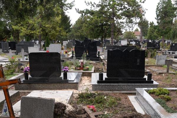 "DA LI JE SMEO TAKO I TAMO" Čačanin se vratio iz inostranstva, uradio nešto sramno na groblju, meštani besni (FOTO)