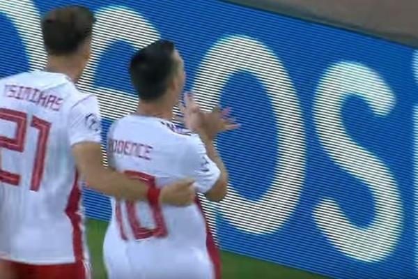 ALBANSKI ORAO IGRAČA OLIMPIJAKOSA USRED GRČKE: Fudbaler slavio gol na provokativan način ispred braće Delija!
