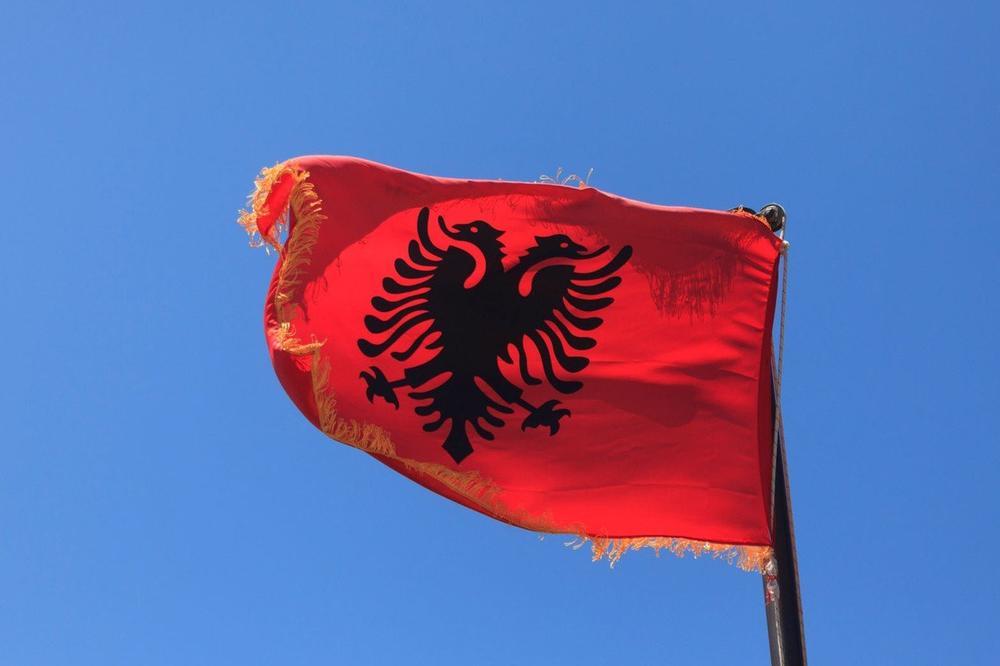 ZONA SUMRAKA!!! U Crnoj Gori KAŽNJAVAJU one koji neće da okače ZASTAVU ALBANIJE!