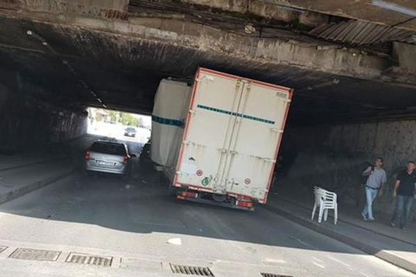 U LESKOVCU SE DESIO KOLAPS: Kamion se zaglavio ispod podvožnjaka, SVE JE U BLOKADI (FOTO)