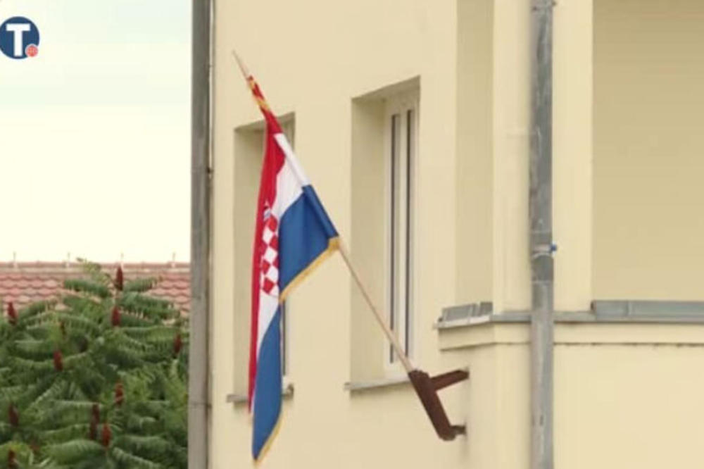 NA CRKVU OKAČILI USTAŠKU ZASTAVU! Grozan prizor u hrvatskom selu u kojem žive Srbi