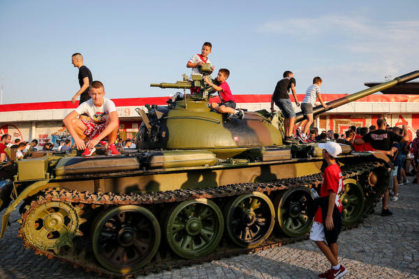KAŽETE - SAMO U SRBIJI? Pogledajte koji sve evropski velikani su imali tenkove ispred stadiona!